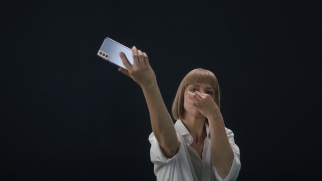 Video Reference: Hand, Human body, Gesture, Flash photography, Elbow, Entertainment, Event, Audio equipment, Performing arts, Wrist