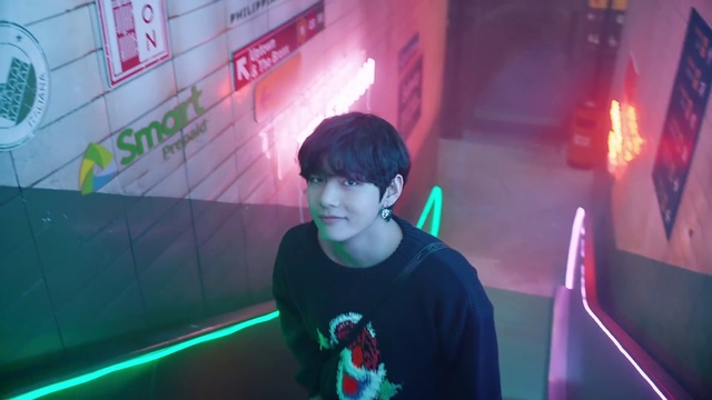 Video Reference: Shirt, Flash photography, Purple, Entertainment, T-shirt, Fun, Magenta, Visual effect lighting, Snapshot, Technology