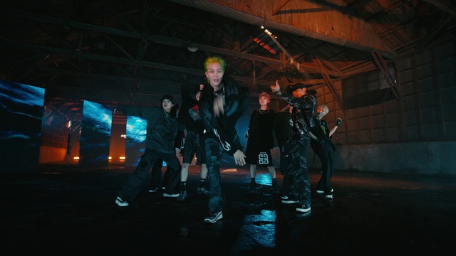 Video Reference: Flash photography, Entertainment, Microphone, Performing arts, Music, Event, Artist, Fun, Music artist, Midnight