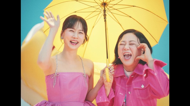 Video Reference: Smile, Skin, Facial expression, Organ, Umbrella, Happy, Flash photography, Yellow, Gesture, Fun