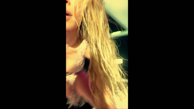 Video Reference: Hair, Eyebrow, Eyelash, Human body, Jaw, Flash photography, Neck, Gesture, Elbow, Heat