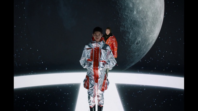 Video Reference: Entertainment, Flash photography, Performing arts, Astronomical object, Music artist, Space, Fashion design, Event, Moon, Artist