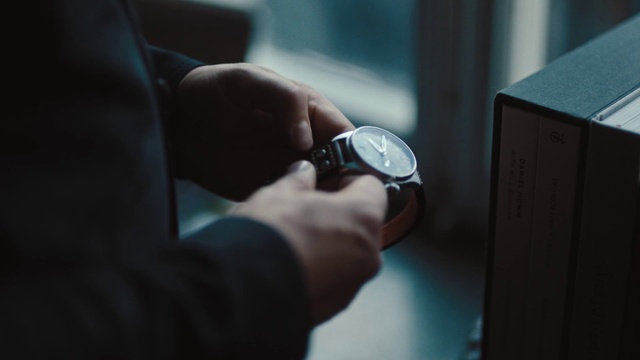 Video Reference: Watch, Glasses, Arm, Flash photography, Communication Device, Window, Mobile phone, Door, Gesture, Clock