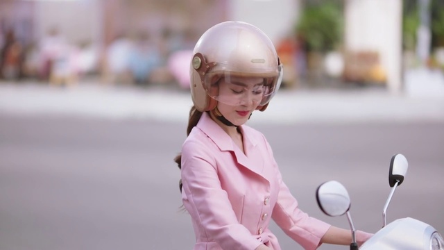 Video Reference: Helmet, Gesture, Pink, Street fashion, Sports equipment, Eyewear, Happy, Audio equipment, Sports gear, Motorcycle helmet
