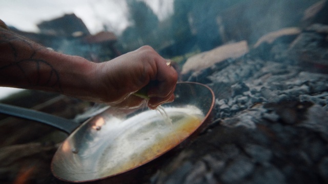 Video Reference: Hand, Finger, Quill, Glass, Smoke, Thumb, Metal, Transparent material, Invertebrate, Recipe