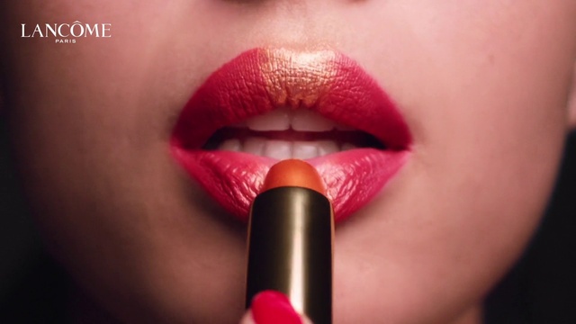 Video Reference: Nose, Lip, Lipstick, Hand, Arm, Eyelash, Cosmetics, Eye shadow, Vision care, Gesture