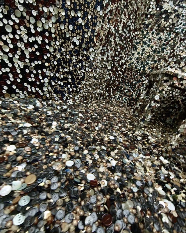 Video Reference: Road surface, Asphalt, Tar, Pebble, Soil, Rock, Liquid, Mixture, Rubble, Cobblestone