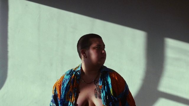 Video Reference: Vest, Jewellery, Audio equipment, Necklace, Event, Fun, Entertainment, Fashion design, T-shirt, Performing arts