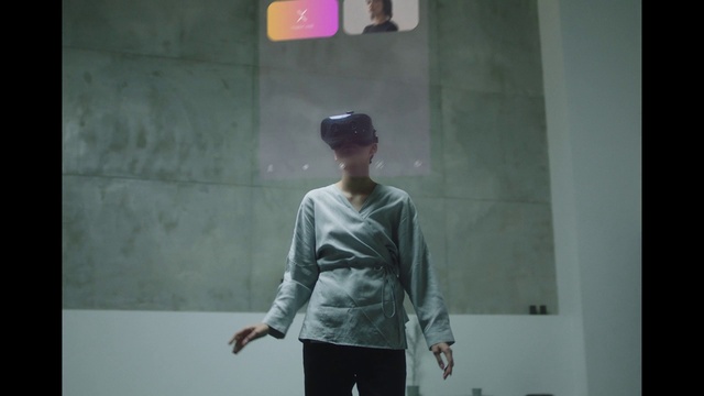 Video Reference: Sleeve, Standing, Gesture, Grey, Waist, Street fashion, T-shirt, Tints and shades, Fashion design, Elbow