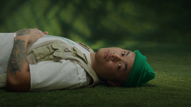 Video Reference: Flash photography, People in nature, Mammal, Happy, Headgear, Grassland, Grass, Comfort, Abdomen, Wood