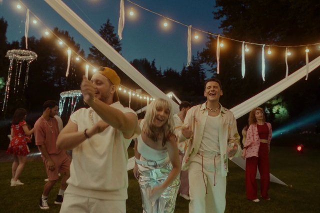 Video Reference: Sky, Light, Shorts, Flash photography, Happy, Street light, Travel, Electricity, Leisure, T-shirt