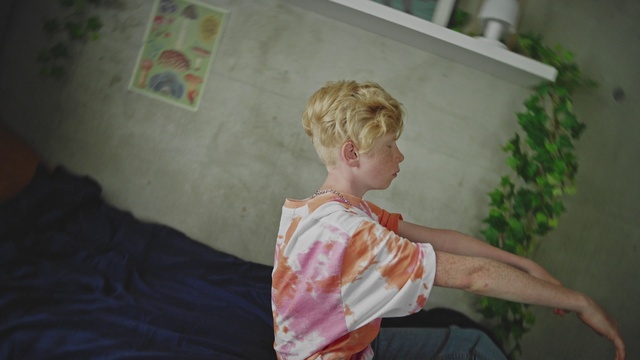 Video Reference: Plant, Gesture, Leisure, Blond, Wood, Room, Sitting, Fashion design, Art, Fun