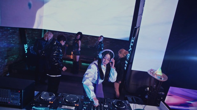 Video Reference: Purple, Entertainment, Musician, Music artist, Music, Performing arts, Concert, Hat, Leisure, Fun