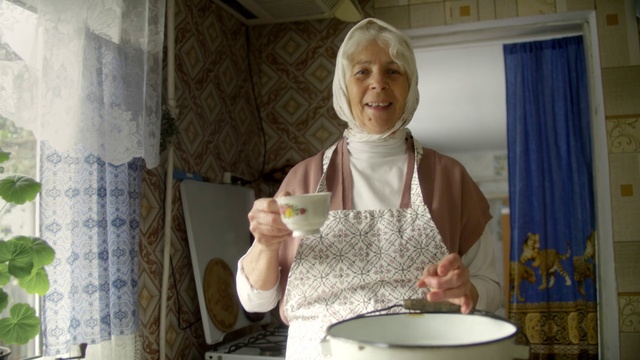 Video Reference: Tableware, Dishware, Curtain, Kitchen utensil, Smile, Mixing bowl, Cooking, Serveware, Recipe, Plate