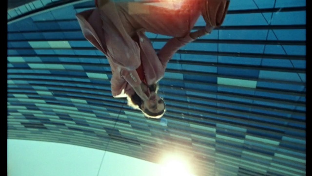 Video Reference: Water, Azure, Gesture, Leisure, Foot, Sky, Human leg, Recreation, Barefoot, Swimming pool