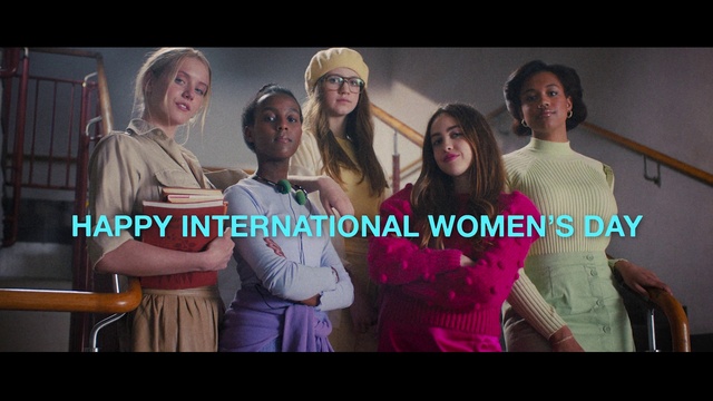 Video Reference: Hairstyle, Facial expression, Fashion, Sleeve, Smile, Flash photography, Cool, Eyewear, Fashion design, Font