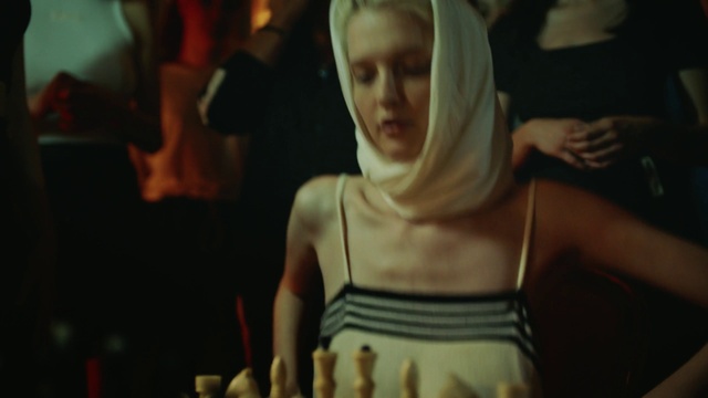 Video Reference: Flash photography, Fun, Event, Entertainment, Leisure, Indoor games and sports, Darkness, T-shirt, Room, Chessboard