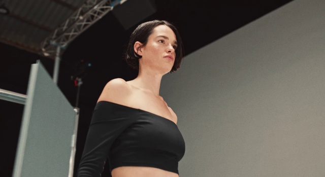 Video Reference: Shoulder, Flash photography, Eyelash, Neck, Automotive design, Fashion design, Waist, Performing arts, Entertainment, Chest