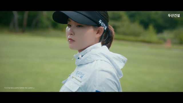 Video Reference: Eye, Cricket cap, Flash photography, Sleeve, Gesture, Happy, Baseball cap, Cap, Grass, Hat