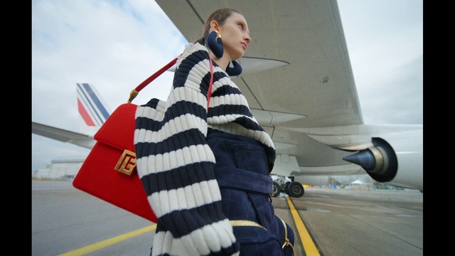 Video Reference: Sky, Cloud, Vehicle, Aircraft, Airplane, Flag of the united states, Gesture, Aviation, Air travel, Aerospace manufacturer