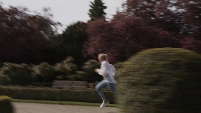 Video Reference: Sky, Plant, Leg, Flash photography, People in nature, Happy, Grass, Tree, Landscape, Leisure