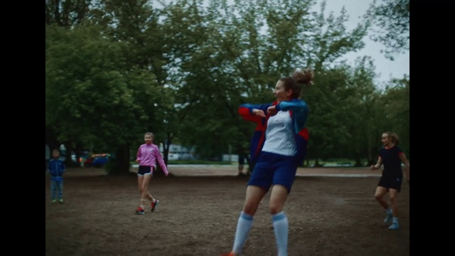 Video Reference: Shorts, Active shorts, Sports uniform, Plant, Tree, Sky, Sports equipment, Player, Leisure, Grass