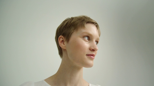 Video Reference: Forehead, Nose, Hair, Cheek, Lip, Eyebrow, Shoulder, Eye, Eyelash, Flash photography