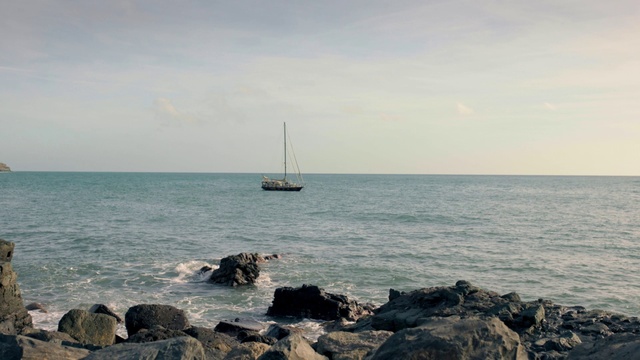 Video Reference: Water, Cloud, Sky, Boat, Watercraft, Vehicle, Coastal and oceanic landforms, Horizon, Landscape, Wind wave