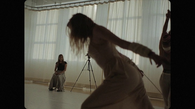 Video Reference: Shoulder, Tripod, Performing arts, Entertainment, Dress, Art, Event, Performance art, Microphone stand, Flooring