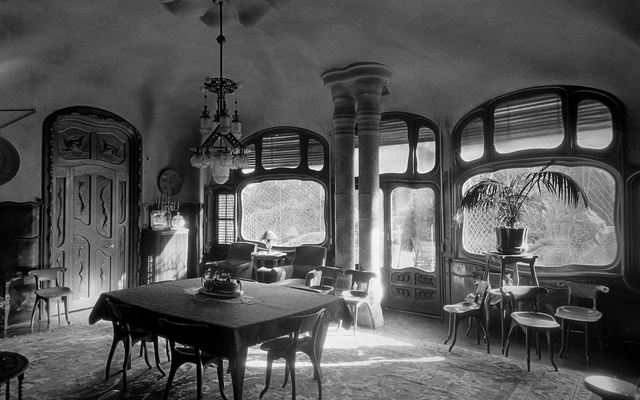 Video Reference: Furniture, Table, Building, Chair, White, Black, Black-and-white, Interior design, Style, Monochrome photography