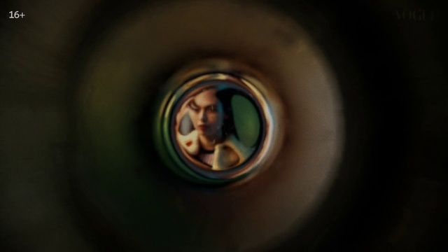 Video Reference: Eye, Flash photography, Iris, Automotive wheel system, Gas, Water, Rim, Wood, Auto part, Circle