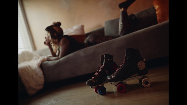 Video Reference: Wheel, Sports equipment, Tire, Roller skates, Wood, Rolling, Comfort, Roller sport, Roller skating, Flooring