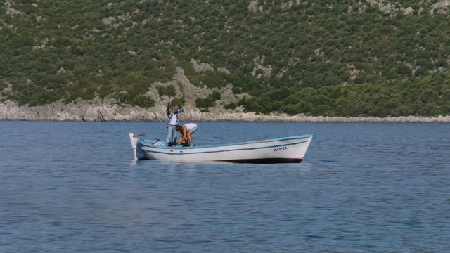 Video Reference: Water, Boat, Watercraft, Vehicle, Boats and boating--Equipment and supplies, Lake, Oar, Skiff, Canoe, Recreation