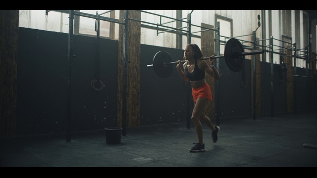 Video Reference: Free weight bar, Leg, Flash photography, Performing arts, Barbell, Strength training, Entertainment, Weight training, Weights, Vest