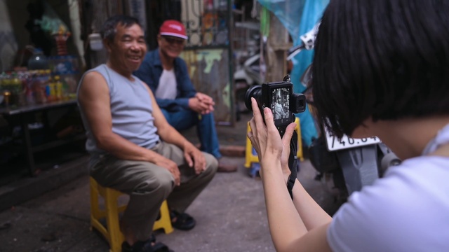 Video Reference: Hand, Arm, Human, Street fashion, Eyewear, Photographer, Interaction, Camera, Leisure, T-shirt