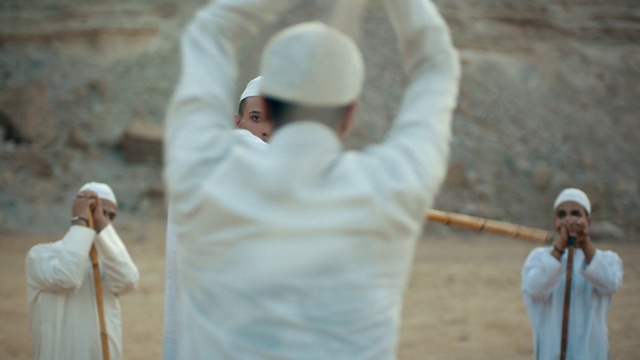 Video Reference: Sleeve, Gesture, Landscape, Cap, Recreation, Event, Baseball cap, Helmet, Tradition, Stock photography