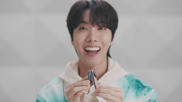 Video Reference: Smile, Lip, Hand, Eyelash, Sleeve, Mobile phone, Gesture, Happy, Communication Device, Dress shirt