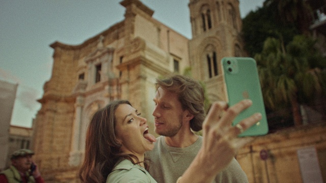 Video Reference: Head, Hand, Daytime, Sky, Building, Window, Lighting, Happy, Gesture, Flash photography