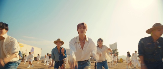 Video Reference: Sky, Jeans, Ecoregion, Hat, Travel, Shorts, Morning, Happy, Leisure, Landscape