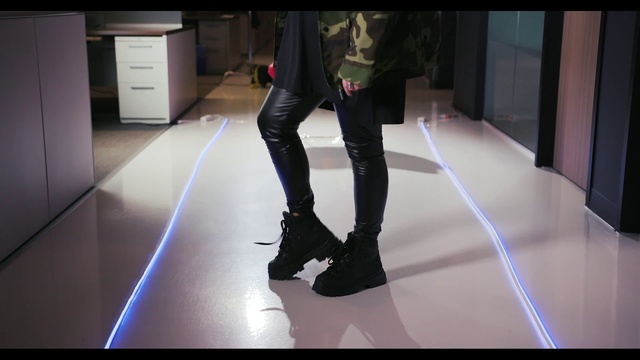 Video Reference: Leg, Knee, Thigh, Cabinetry, Floor, Waist, Flooring, Fashion design, Street fashion, Human leg