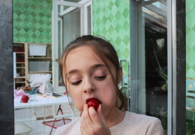 Video Reference: Nose, Lip, Green, Mouth, Eyelash, Jaw, Gesture, Happy, Nail, Thumb