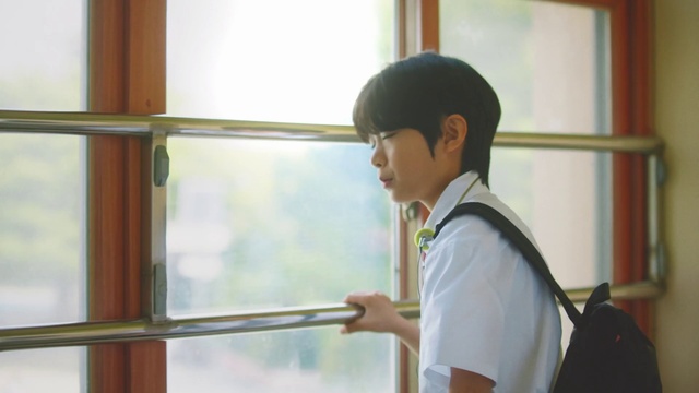 Video Reference: Fixture, Backpack, Sleeve, Luggage and bags, T-shirt, Travel, Uniform, Glass, Room, Cleanliness