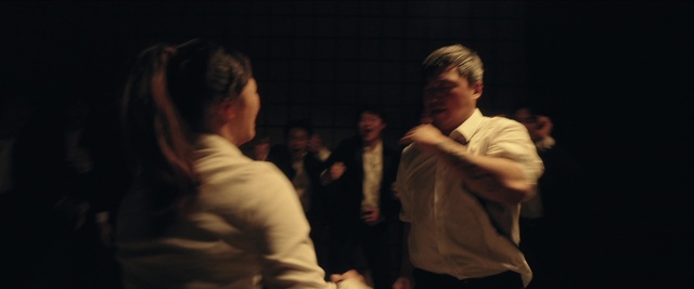 Video Reference: Gesture, Flash photography, Entertainment, Event, Performing arts, Fun, Darkness, Formal wear, T-shirt, Conversation