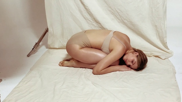 Video Reference: Hair, Arm, Comfort, Leg, Human body, Neck, Knee, Thigh, Wood, Elbow