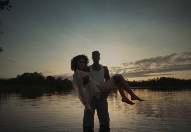 Video Reference: Sky, Water, Cloud, Hand, People in nature, Flash photography, Happy, Sunlight, Gesture, Tree