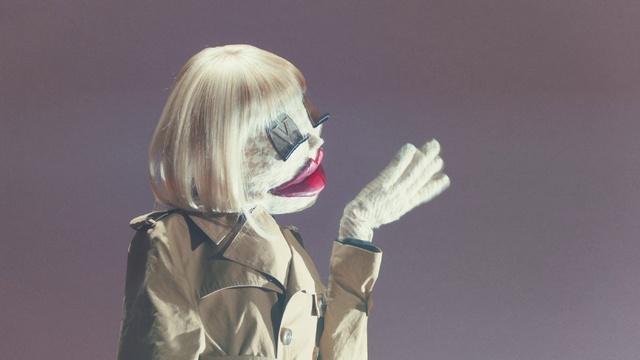 Video Reference: Vision care, Sleeve, Gesture, Entertainment, Performing arts, Eyewear, Fashion design, Event, Audio equipment, Blond