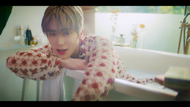 Video Reference: Hair, Skin, Neck, Sleeve, Eyelash, Happy, Smile, Gesture, Elbow, Plaid