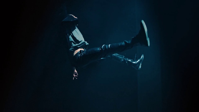 Video Reference: Leg, Human body, Flash photography, Musician, Music, Performing arts, Entertainment, Music artist, Audio equipment, Elbow