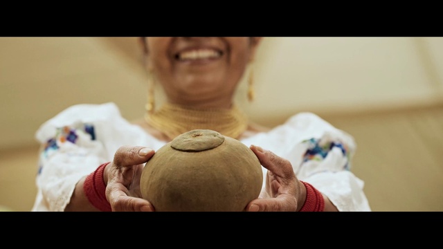 Video Reference: Eyelash, Comfort, Human body, Jaw, Happy, Gesture, Elbow, Flash photography, Nail, Abdomen