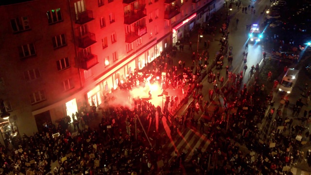 Video Reference: Entertainment, Orange, Social group, Performing arts, Fan, Crowd, Stage, Event, City, Rock concert